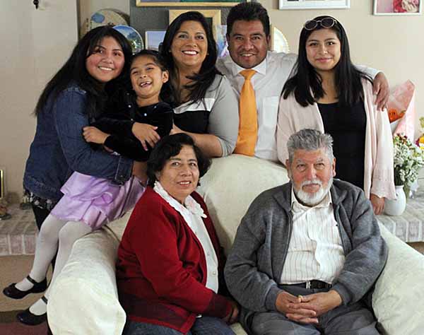 Dorcas Ross y su familia extensa